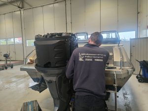 Vi utför service och reparation på utombordsmotorn till en båt.