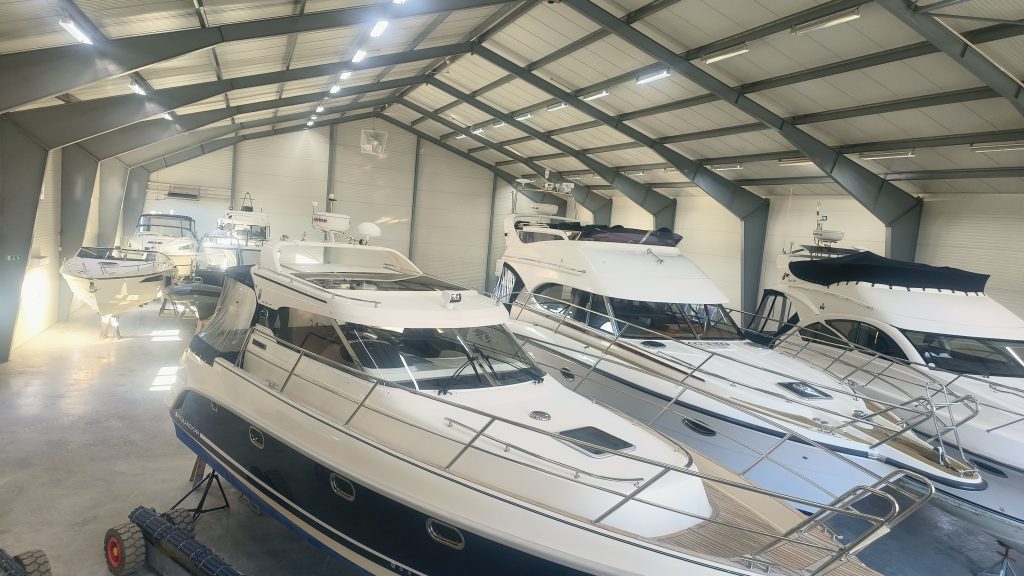 Båtförvaring inomhus i varmhall Stockholm med stabil luftfuktighet