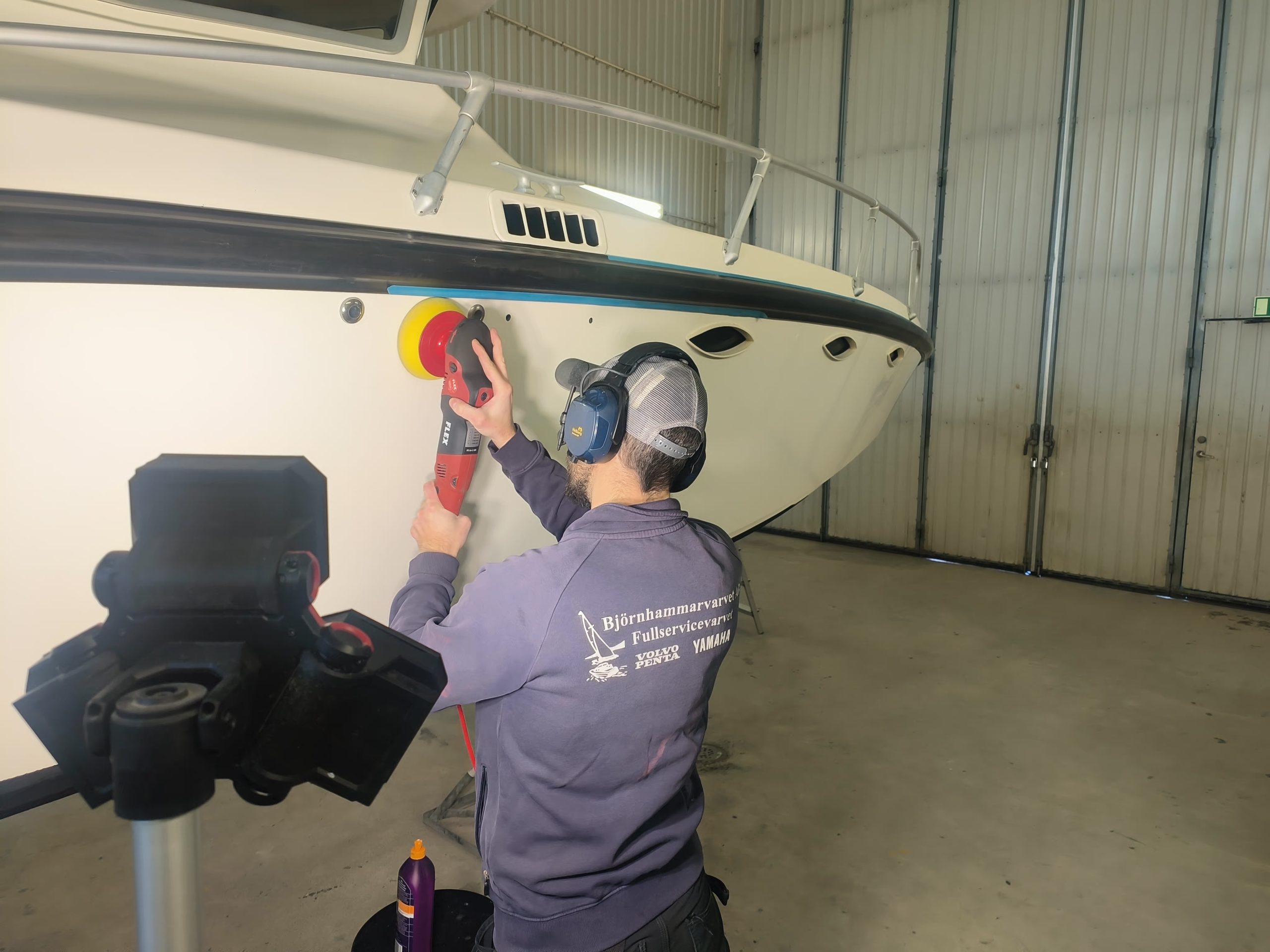 Batvard-och-batplats-i-Stockholm-–-polering-bottenmalning-och-plastskador