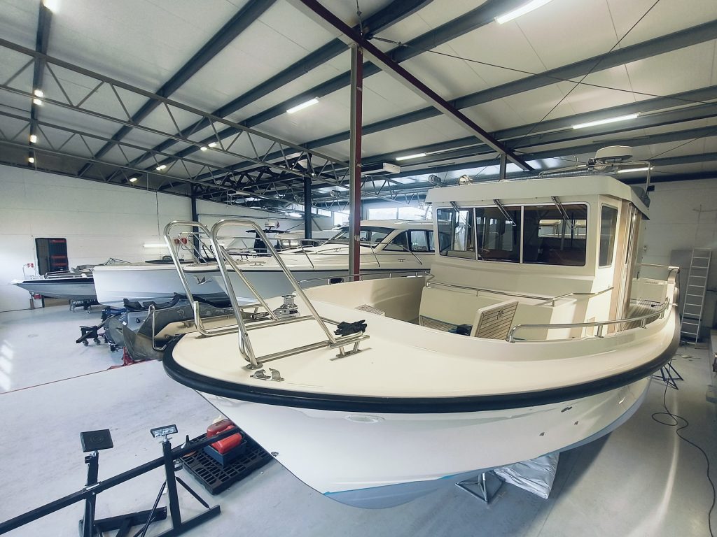 Inomhus vinterförvaring av motorbåt i varmhall